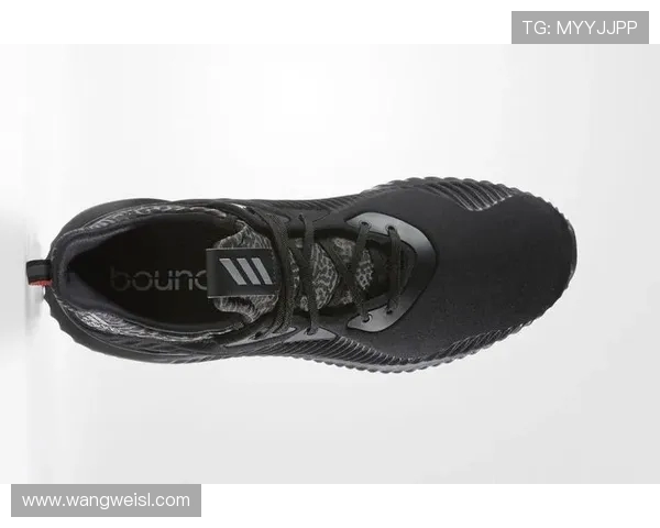 本 - 怀特团建遮脸避关注：LV 球鞋难掩的低调